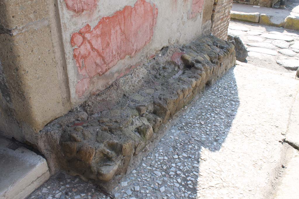 V.1 Herculaneum. March 2014. Remains of bench on south side of entrance doorway on Cardo IV.
Foto Annette Haug, ERC Grant 681269 DÉCOR.
